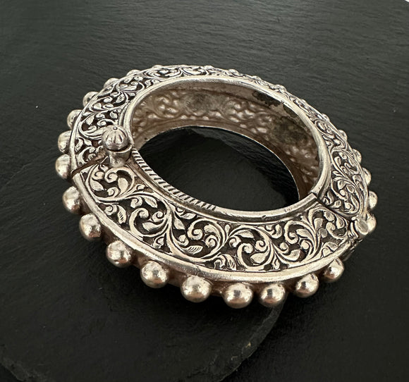 Carved Chitai Dotted Bangle