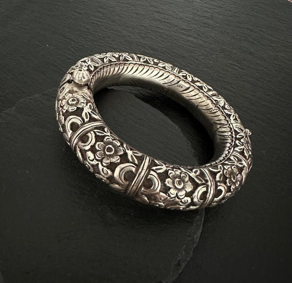 Carved Chitai Floral Bangle