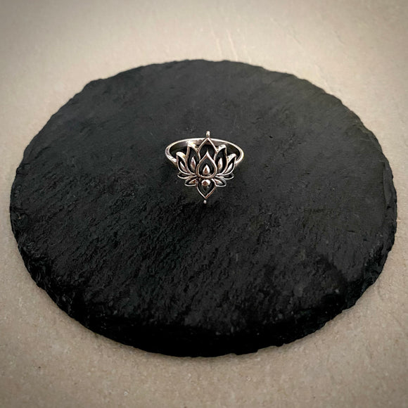 Band carved lotus ring
