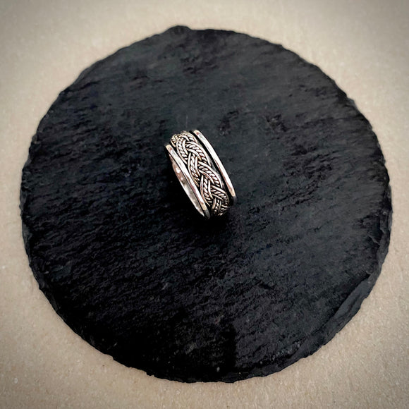 Band carved braided fixed ring