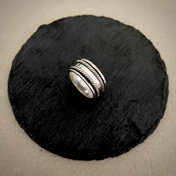 Band carved movable ring