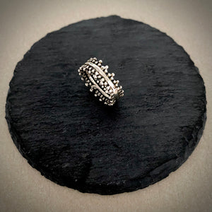 Band carved Spiky ring