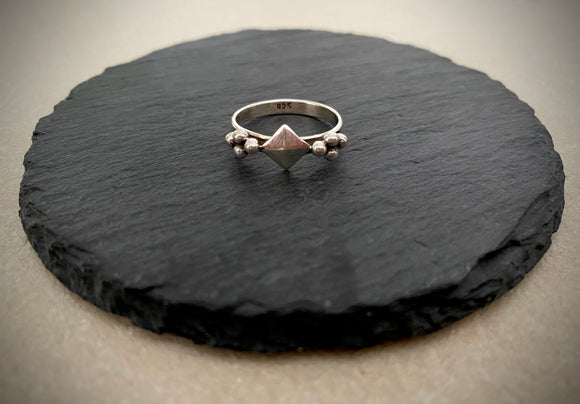Band carved square dots ring