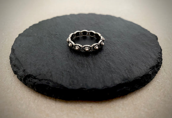 Band carved dotted ring
